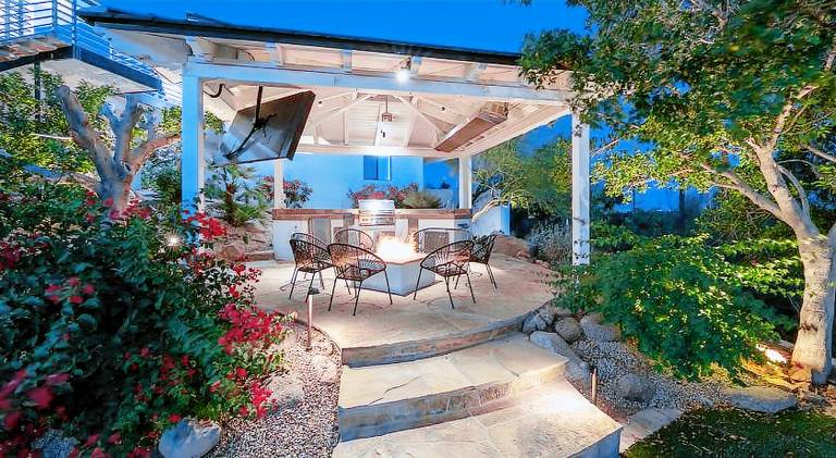 House with hot tub & pool — photo 5
