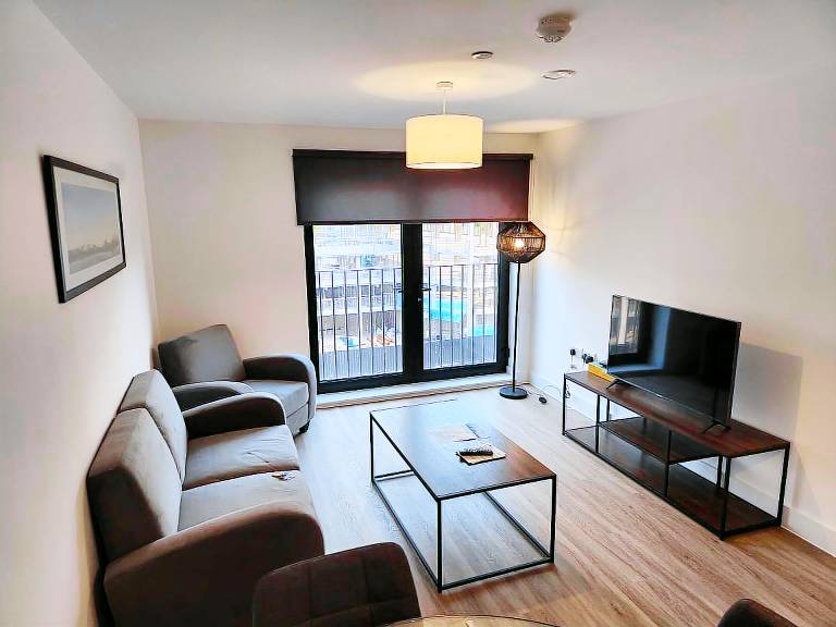 Modern 1 BR Apartment in Bastion Point City Center