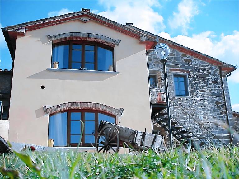 Ample serviced apartment with grill, patio & private pool | Dogs allowed in Vinci