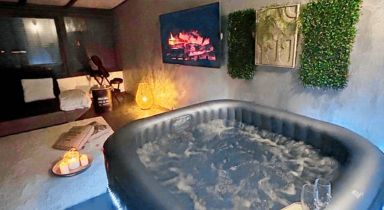 Vacation home with hot tub in Aubervilliers