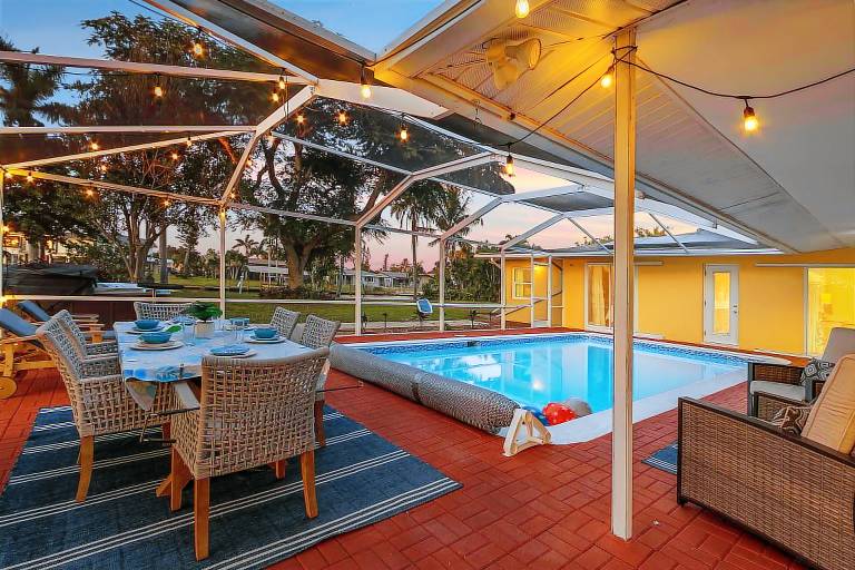 Family-friendly charming vacation home with private pool, barbecue & garden | Water view | Pets allowed — photo 4