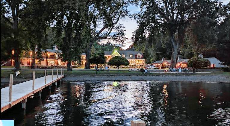 Plum Point Lodge in Senec