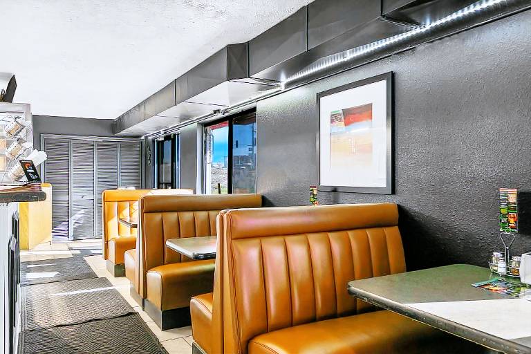 Americas Best Value Inn Lincoln Airport — photo 3