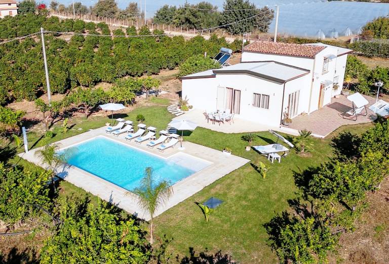 Villa with hot tub, yard & barbecue | Pool view — photo 2