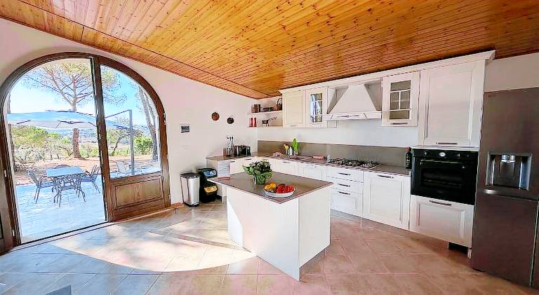 Holiday apartment with pool, patio & yard — photo 2