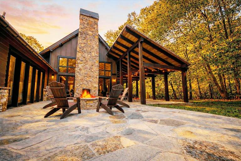 Modern Mountain Creekhouse Stunning Home with Impeccable Architecture Fireplace, and Fire Pit — photo 3