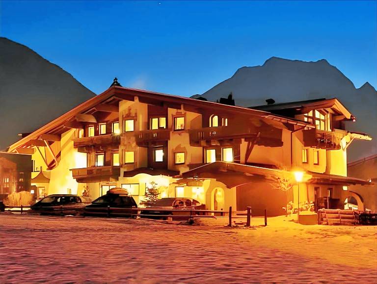 Serviced apartment with sauna, patio & pool | Suitable for remote work | Pet-friendly in Mayrhofen