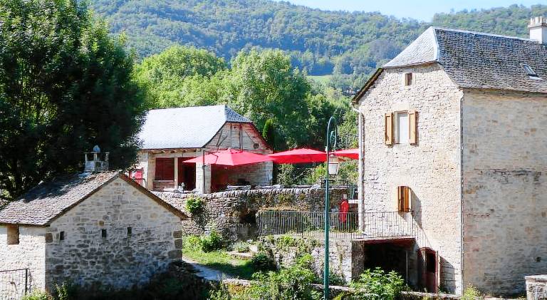 Holiday apartment with 3 rooms for 8 persons in Banassac