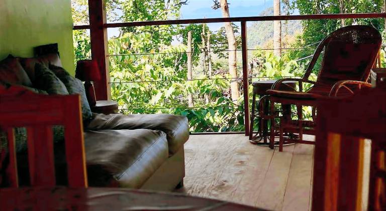 Bungalow with patio & yard — photo 4