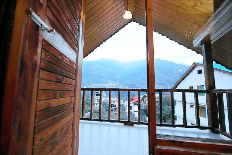 Seven Bedroom Cottage in Himalayas Balcony Cook — photo 3