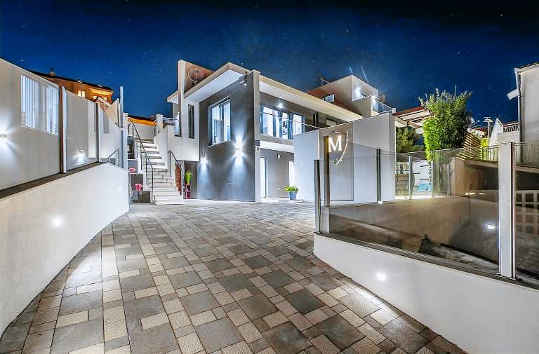Spacious 4-BR Villa Getaway with heated pool for 12-15 guests — photo 4