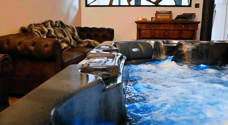 Apartment with hot tub — photo 5