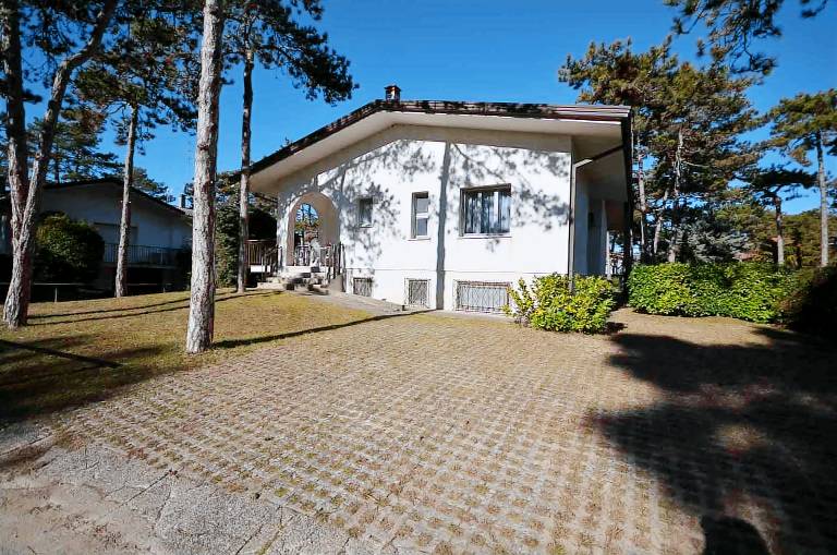 Holiday apartment with patio & garden — photo 4