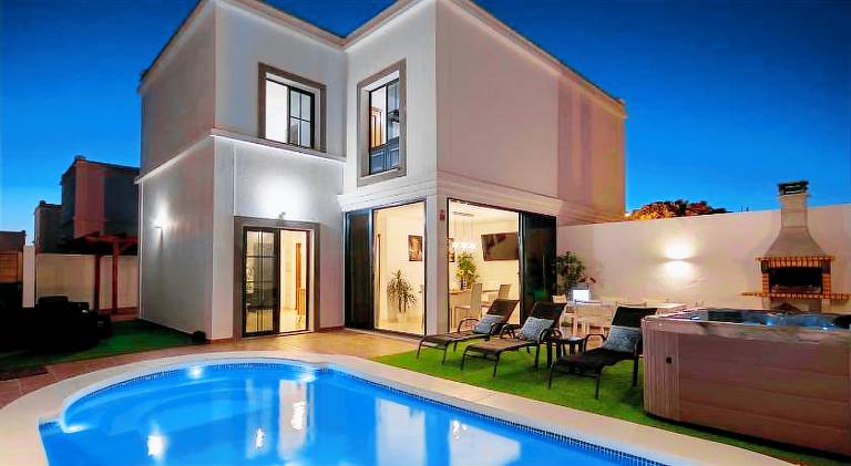 Villa with jacuzzi, garden & patio in Yaiza
