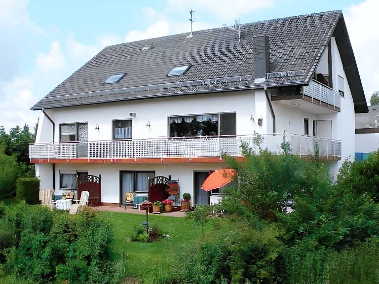 Holiday apartment with barbeque, patio & garden in Karlsruhe