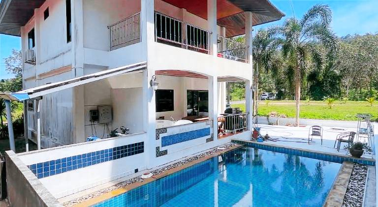 Villa with jacuzzi & pool — photo 3