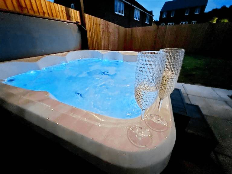 Lovely cottage with jacuzzi, yard & barbecue | Beach view | Pets allowed — photo 3