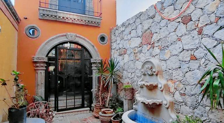 Serviced apartment with patio — photo 2