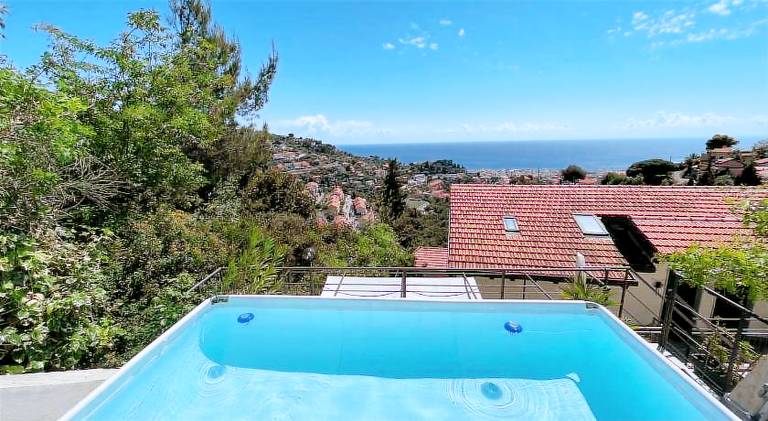 Apartment with pool in Alassio