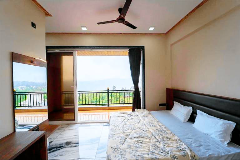 Fully equipped villa with barbecue, yard & pool | Perfect for remote work | Pet-friendly — photo 2