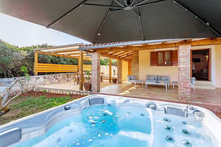 Casa Vala Romana - Big Garden, Jacuzzi, Free Bikes in Pula