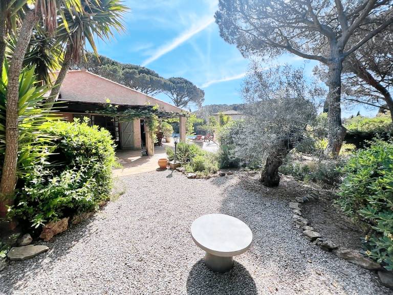 Villa with yard & private pool — photo 4