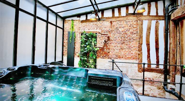 Apartment with hot tub in Rouen