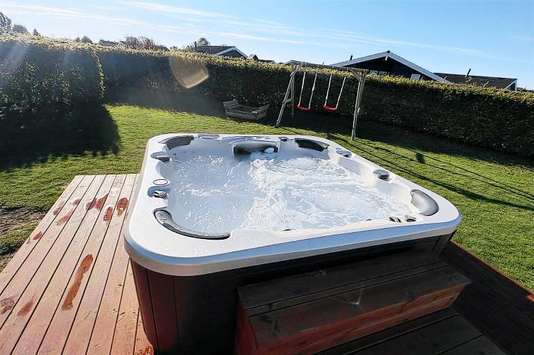 House with barbecue, terrace & jacuzzi — photo 3