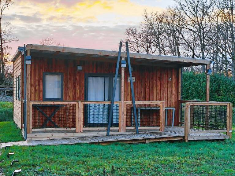 Chalet with patio & pool | Pets allowed — photo 4