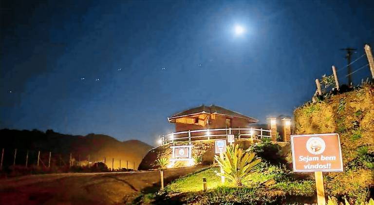 Lodge with yard, hot tub & patio | Pets are welcome in Camanducaia