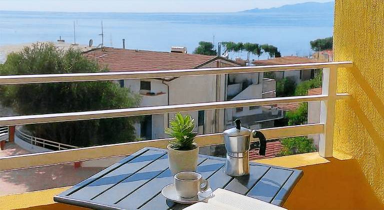 Serviced apartment with patio in Centola