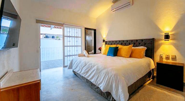 Big villa with pool | Pets are welcome — photo 2