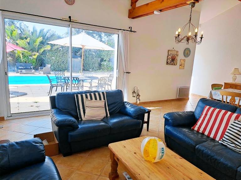 Vacation home with barbeque, yard & private pool — photo 4