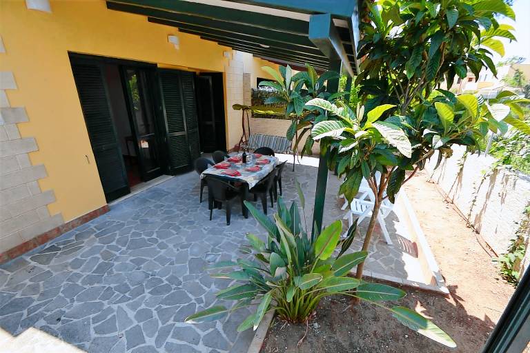 House with yard | Garden view — photo 5