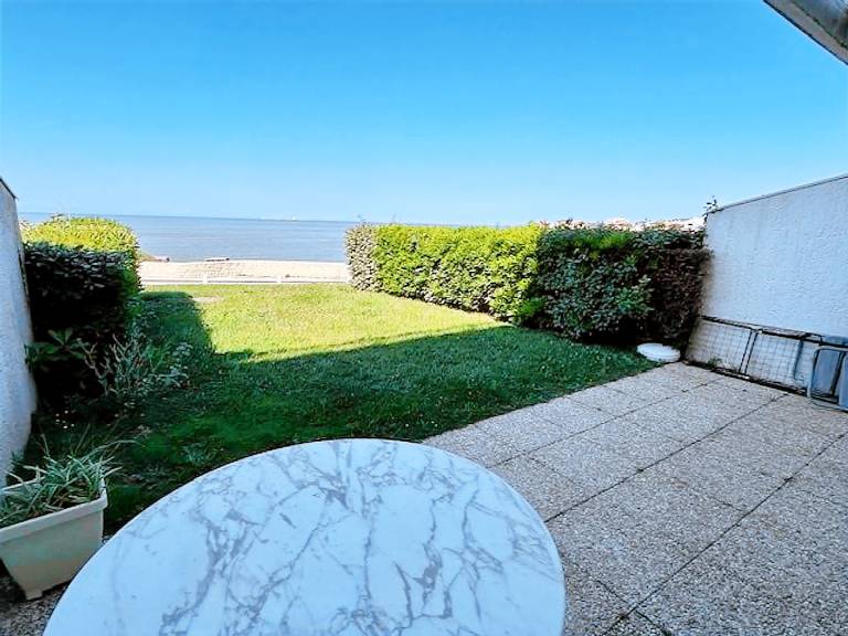 Holiday apartment with yard — photo 4