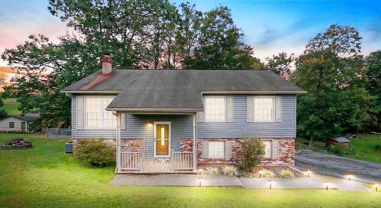 Beautiful vacation home with hot tub | Pet-friendly — photo 5