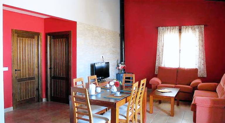 House with BBQ, terrace & pool | Pet-friendly — photo 4