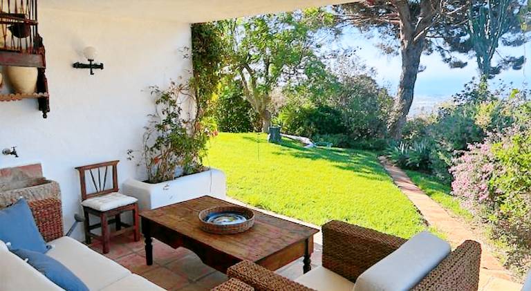 Villa with private pool, barbeque & patio — photo 5