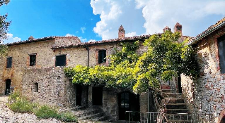 Farm with terrace & yard in Castelnuovo Berardenga