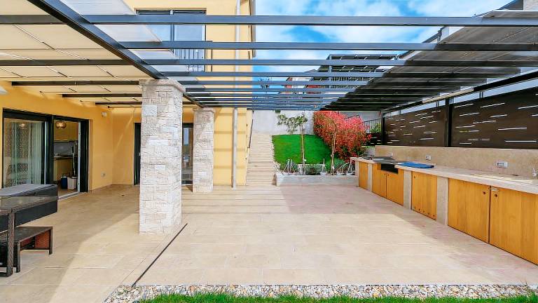 Villa with private pool, yard & grill | Sea view — photo 4