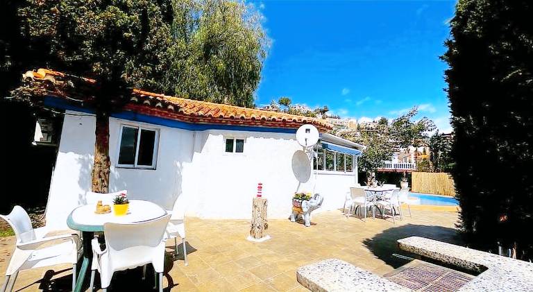 Vacation home with private pool, patio & barbecue | Close to the beach | Pet-friendly — photo 5