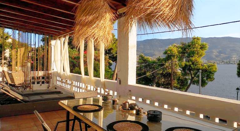 Apartment with terrace in Poros