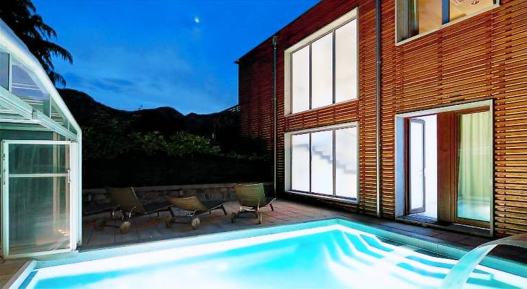 Serviced apartment with pool, terrace & yard — photo 3