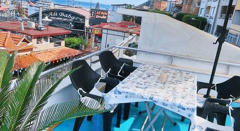 Central 1 Bed w Balcony Sea Views & Roof Terrace — photo 3