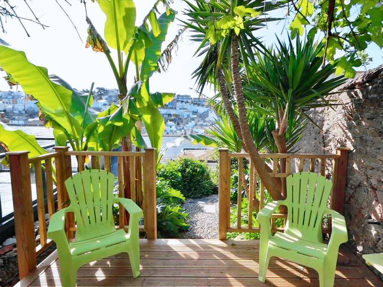 Cottage with yard | Water view — photo 3