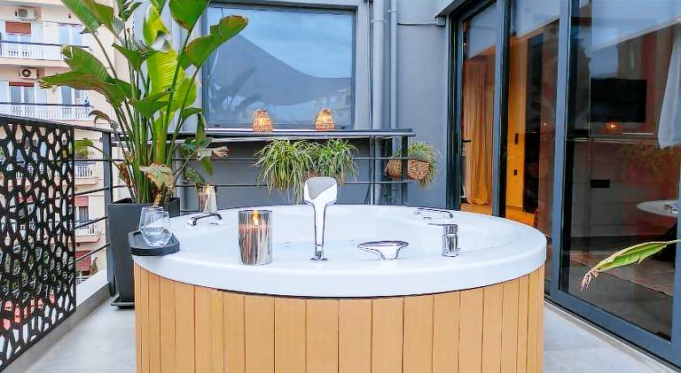 Apartment with patio & jacuzzi — photo 4