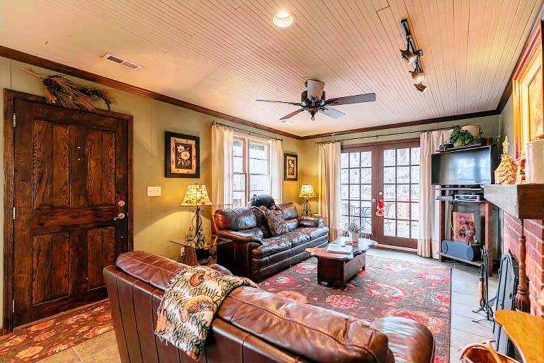 Bear Bungalow - 1 mile from Main Street Blowing Rock! Hot Tub - Pet Friendly - Fenced In Yard — photo 5