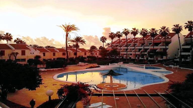 Child-friendly rental apartment with terrace, heated pool & grill | Mountain view | Next to the beach | Suitable for remote work | Dogs allowed in Santa Cruz de Tenerife