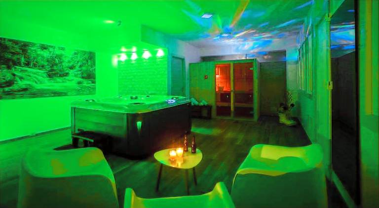 Holiday apartment with garden, pool & patio — photo 3