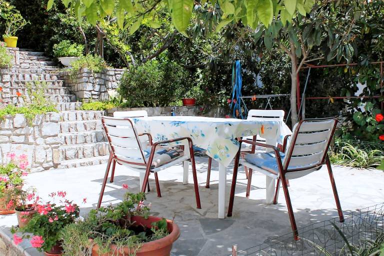 Holiday apartment with patio & barbeque — photo 2